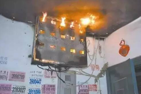 华盛消防炮塔：冬天过年气氛可以火热，但是别过火，引起火灾！